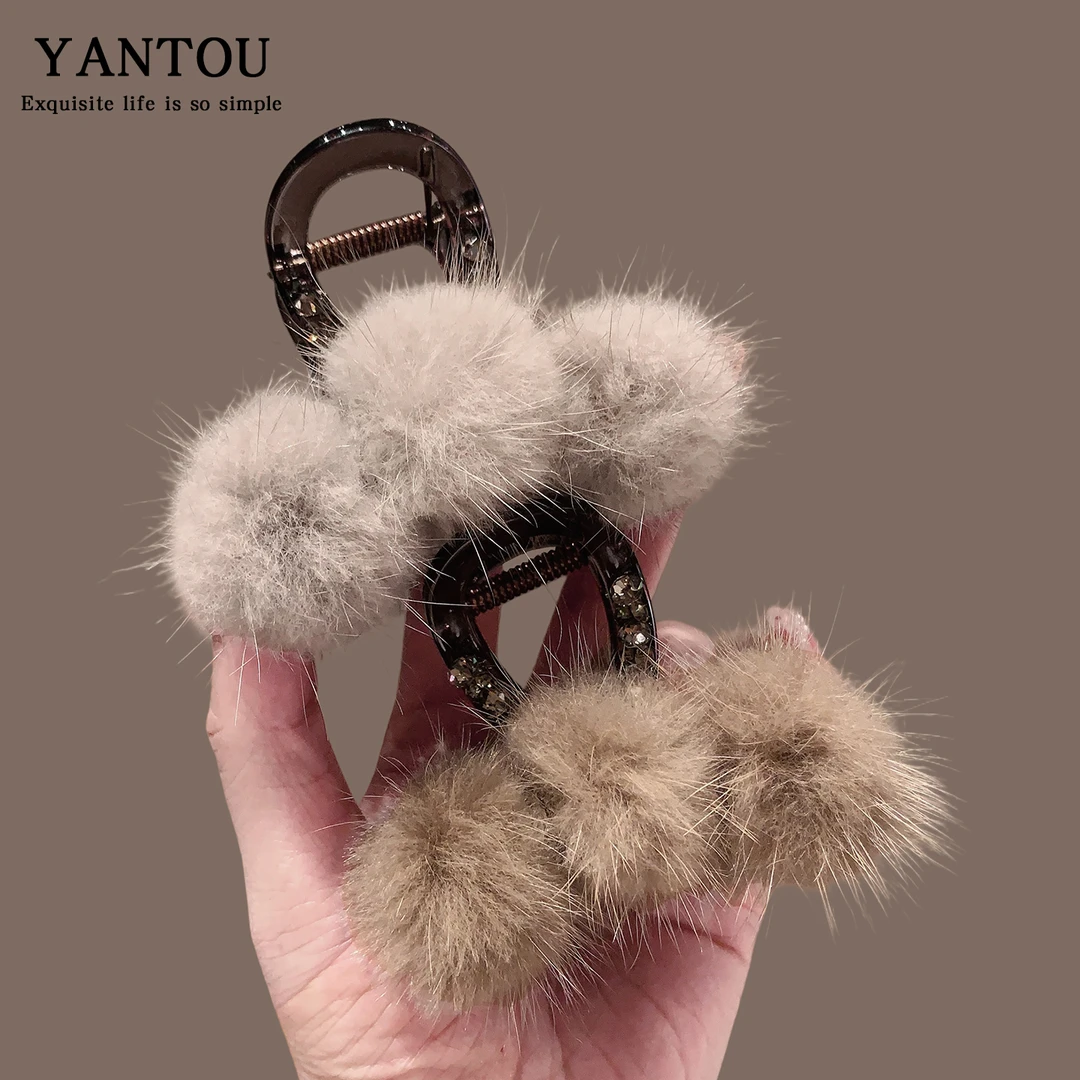 秋冬软糯毛绒绒水钻抓夹后脑勺盘发鲨鱼夹韩国头饰中号抓夹11471