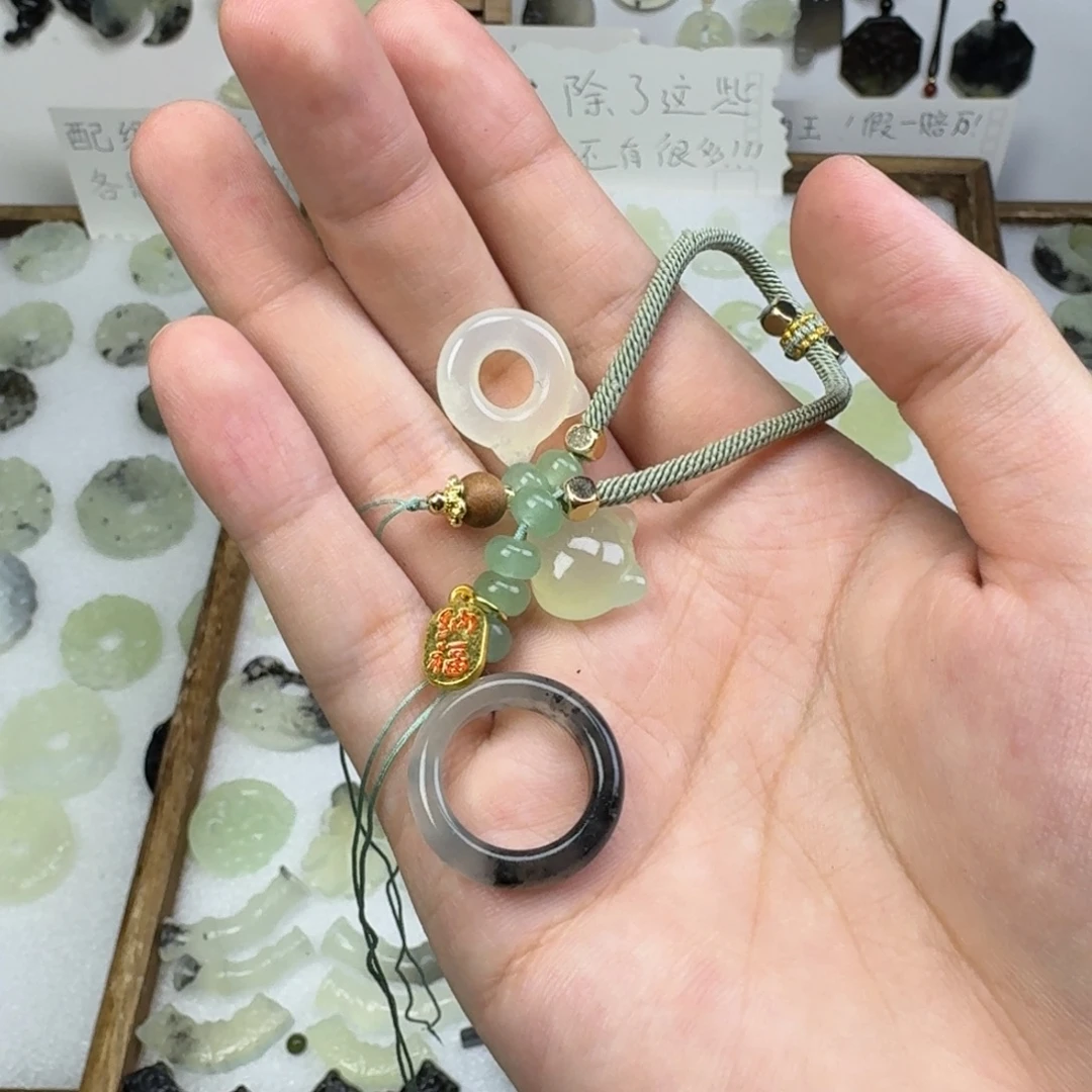 一***蛛蛇纹石玉未镶嵌吊坠