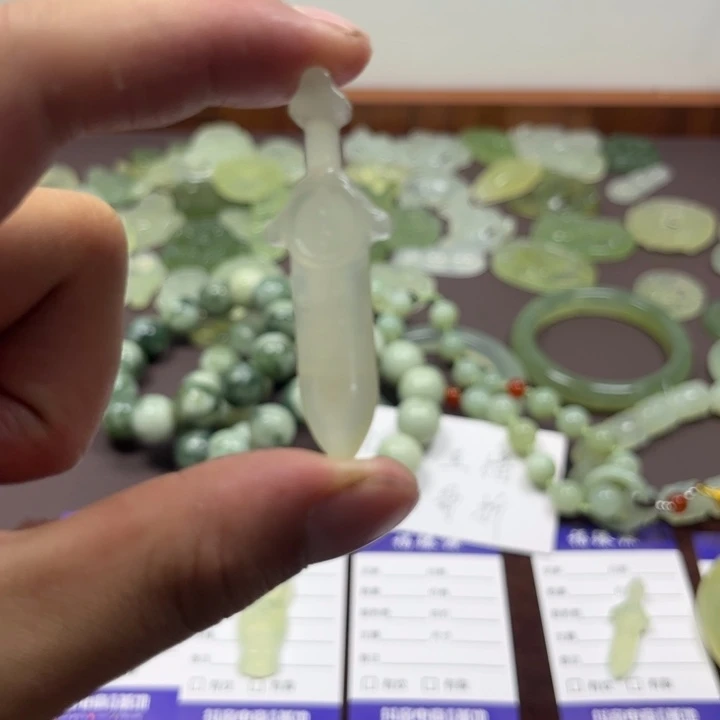 玉***.蛇纹石玉合金挂坠