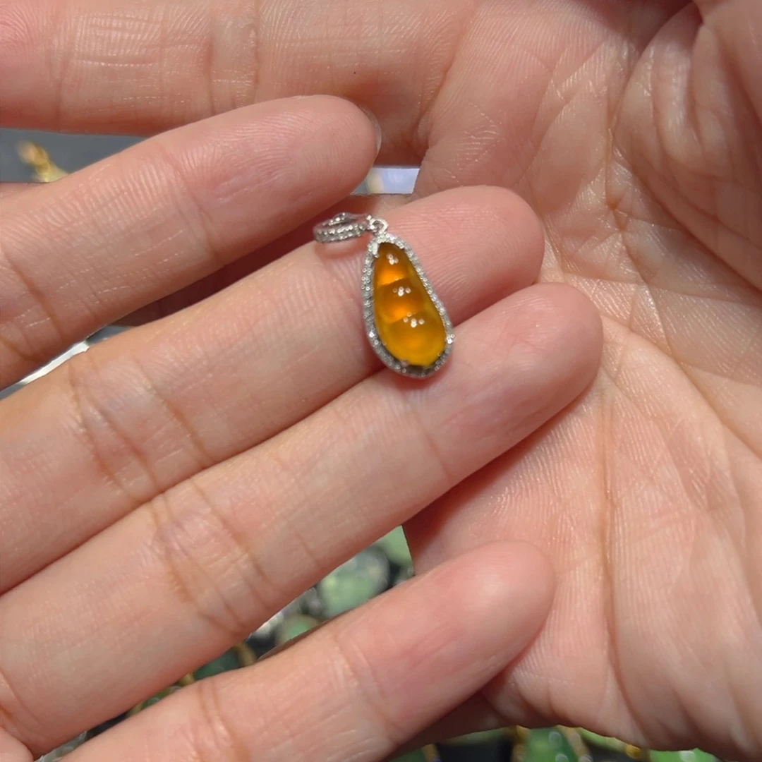 翡翠颈饰18K金镶嵌小*熏吊坠