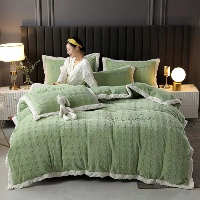 新款加厚千鸟格雕花牛奶绒刺绣款四件套（8.5斤重）