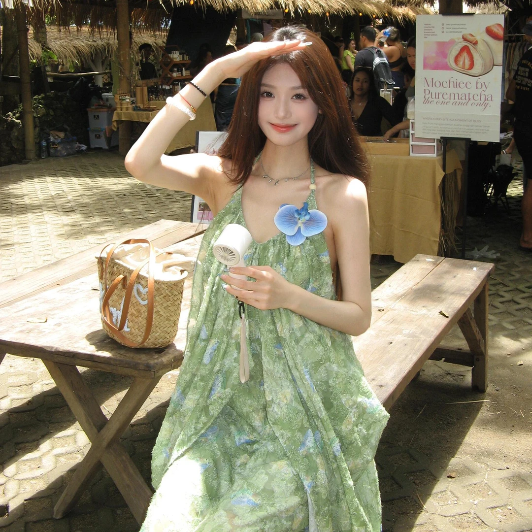 海边度假穿搭绿色挂脖吊带连衣裙子女装夏季2025绿野仙踪长裙4542