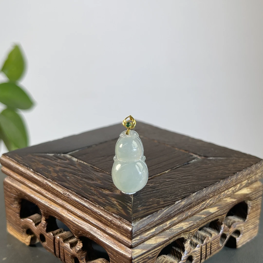 JXW23-51 天然缅甸A货翡翠  18K扣葫芦