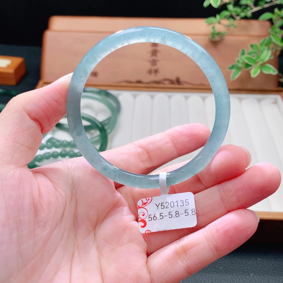 翡翠未镶嵌手镯（圆镯）