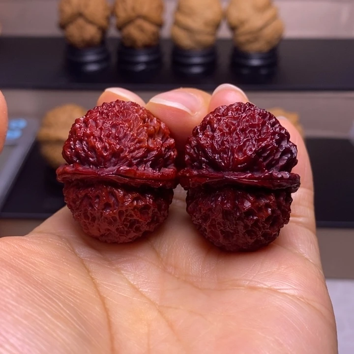 文玩核桃把件七彩龙鳞纹绣球地闷8