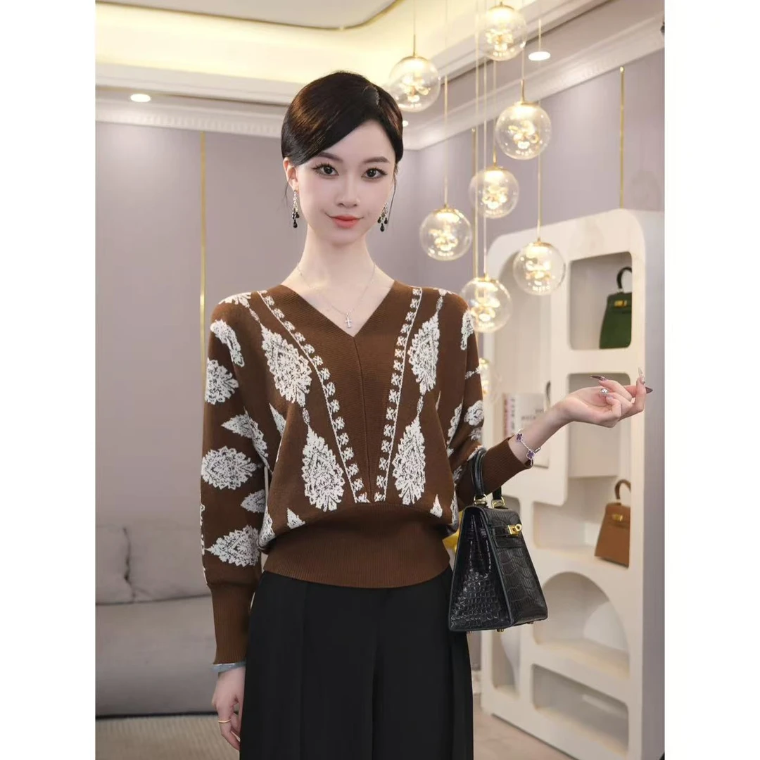 2025年秋冬新款【8002】含醋酸丝羊毛咖色v领拼色宽松针织上衣女