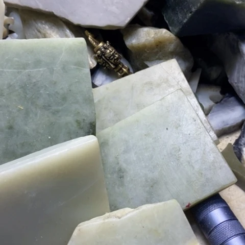 透闪石质玉未镶嵌挂件