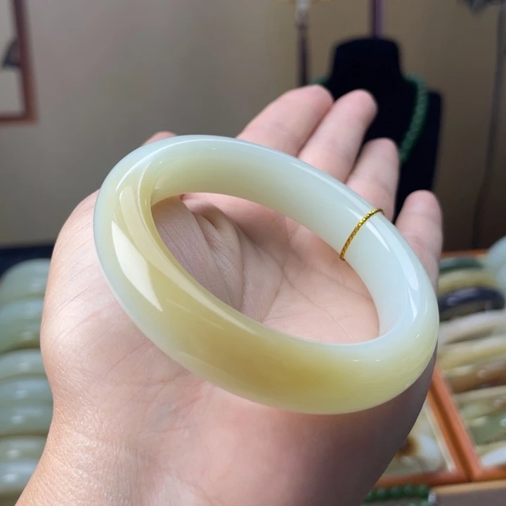 和田玉未镶嵌手镯