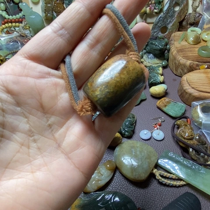 未镶嵌岫岩河磨玉（透闪石质玉）挂件