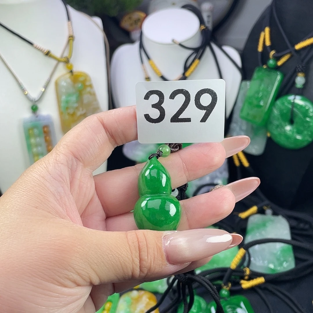 翡翠未镶嵌吊坠(赠链)