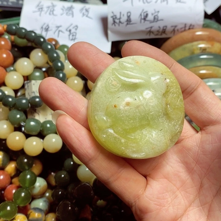 蛇纹石玉颈饰未镶嵌