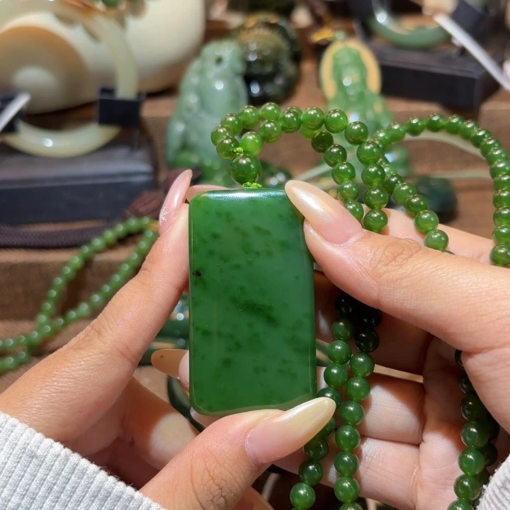 颈饰未镶嵌和田玉（碧玉）