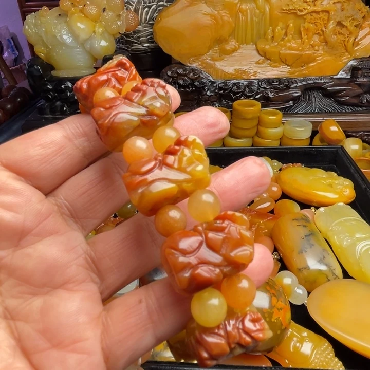 未镶嵌石英质玉（黄龙玉）颈饰