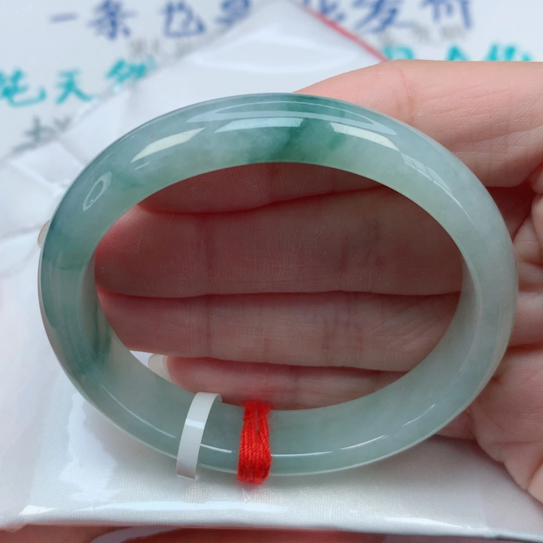翡翠手镯未镶嵌56贵妃 绿底飘绿花 有纹