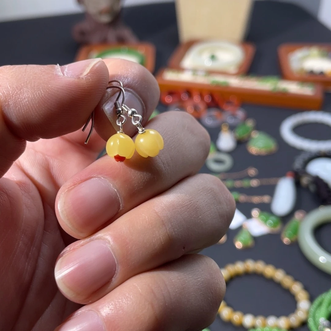 琥珀颈饰银S925镶嵌蜜蜡的颜色是什么颜色呢我