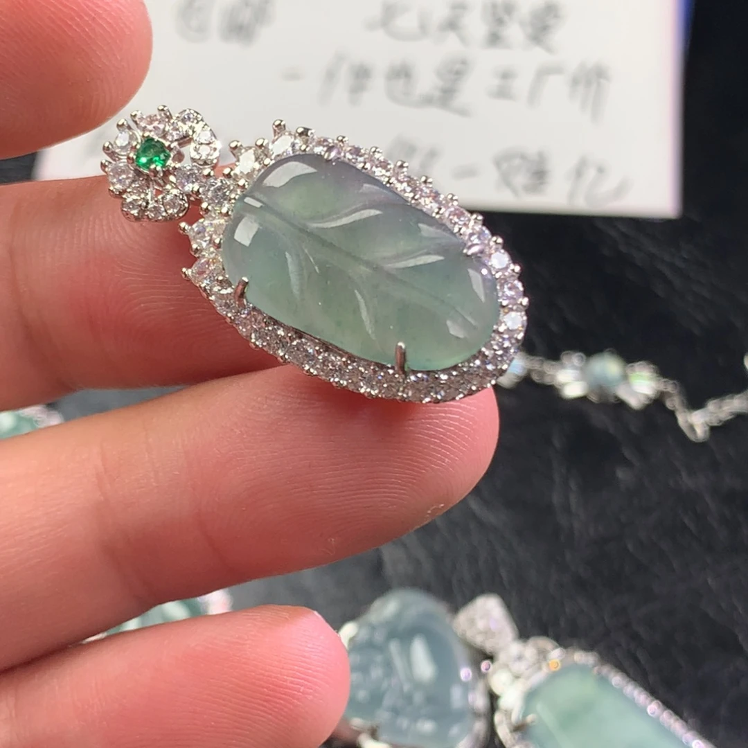 翡翠未镶嵌颈饰叶子