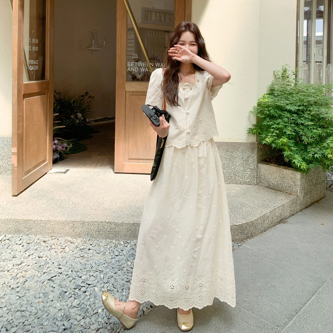 高级小众不撞款套装2025夏爆款法式刺绣蕾丝方领上衣半身裙两件套