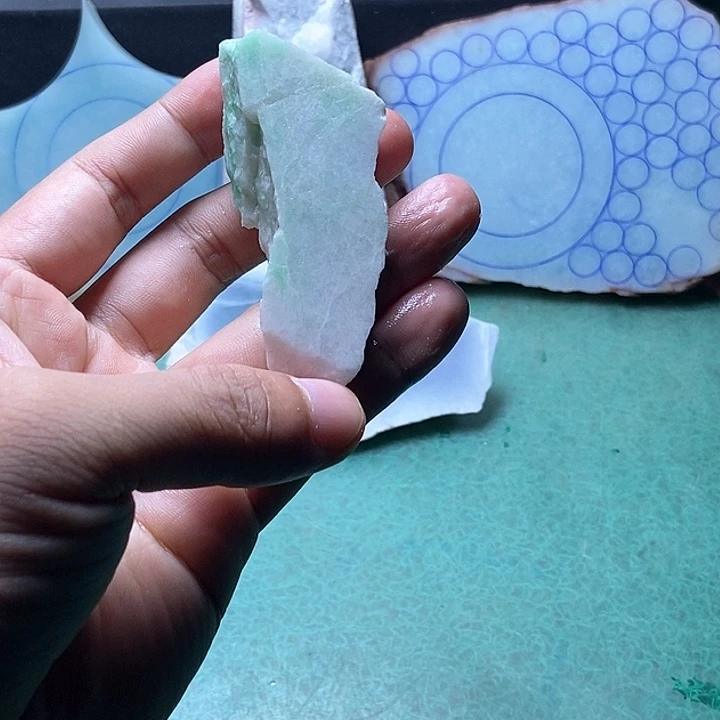 翡翠未镶嵌颈饰片料