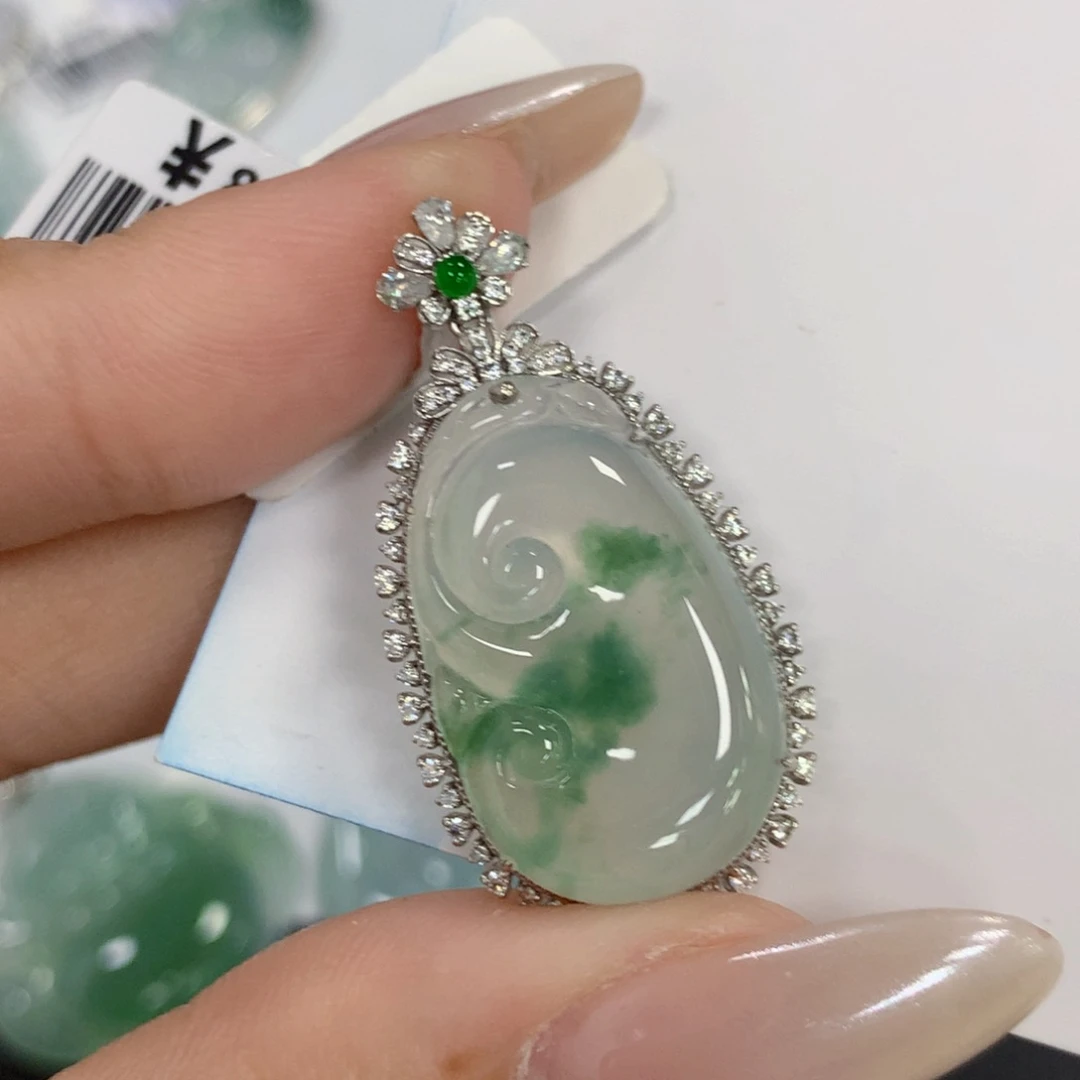 颈饰18K金镶嵌翡翠