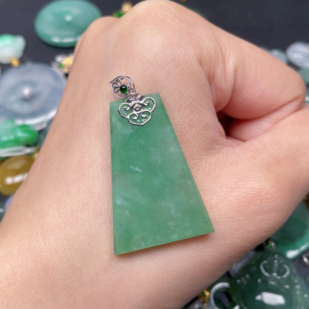 翡翠颈饰18K金镶嵌翡翠