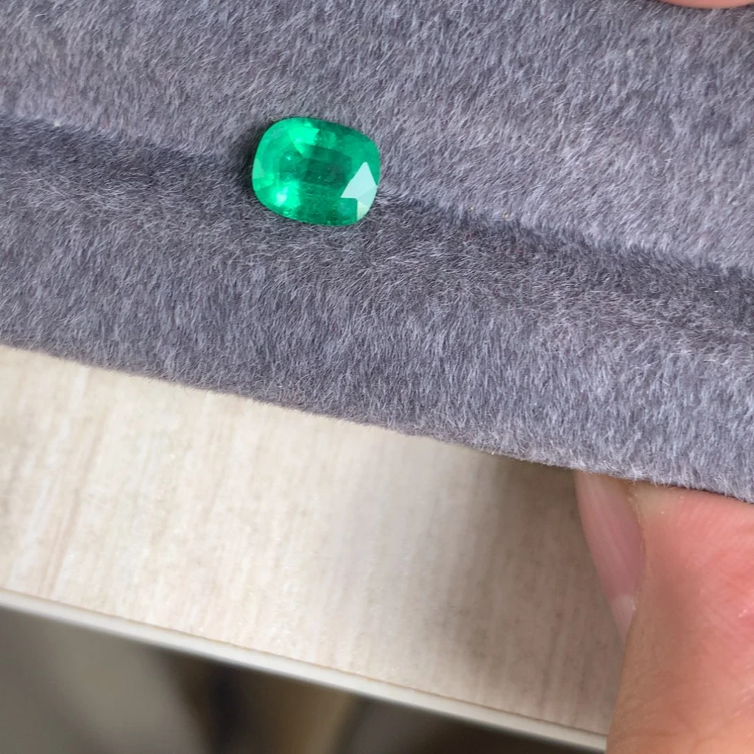 祖母绿裸石1.64 赞比亚 vvg