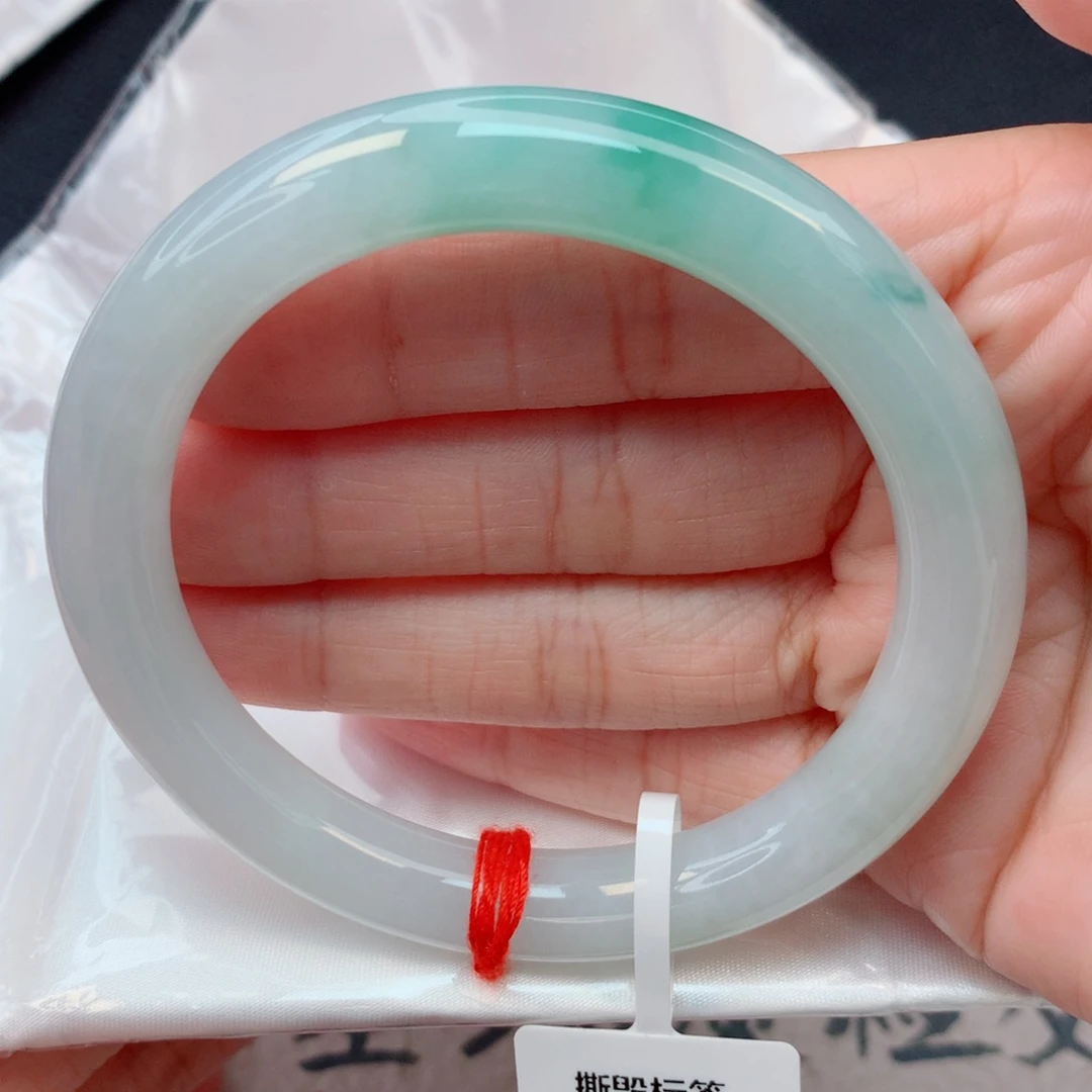 翡翠未镶嵌手镯57.7圆条 飘抹果阳绿有纹