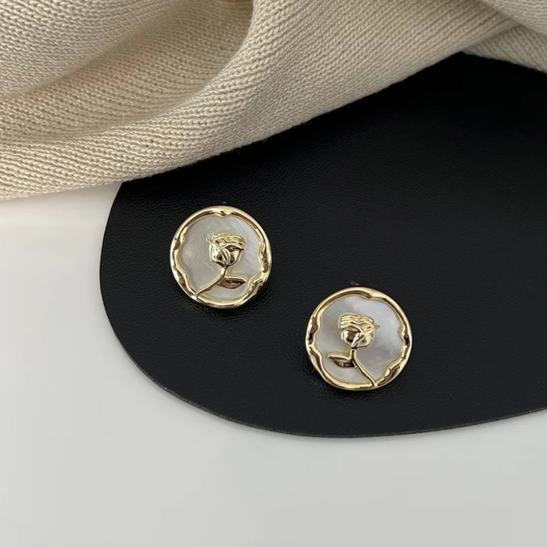 铜合金耳饰 赵露思同款淡雅轻奢复古ins白色镶花耳钉百搭气质小众