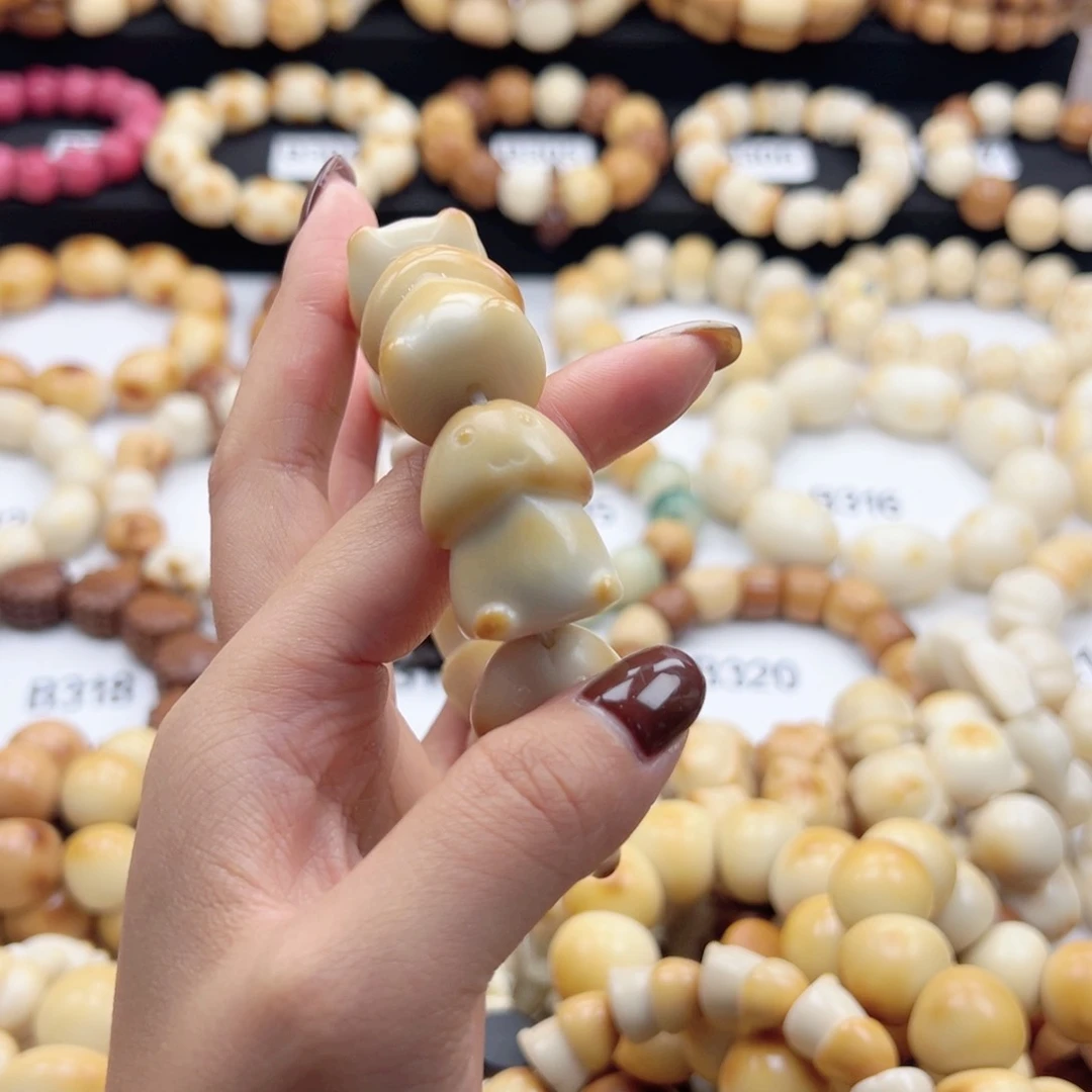 吊坠白玉菩提o****)28-29卡丁丁半烤色生长纹