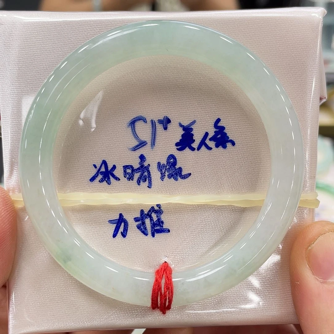 翡翠手镯未镶嵌翡翠手镯