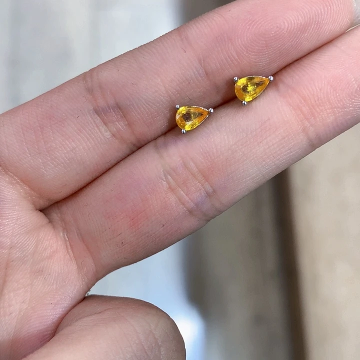 蓝宝石耳饰银S925镶嵌柠****?天然金丝雀蓝宝石耳钉
