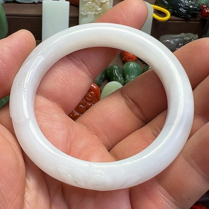 和田玉（白玉）未镶嵌手镯雕荷花手镯