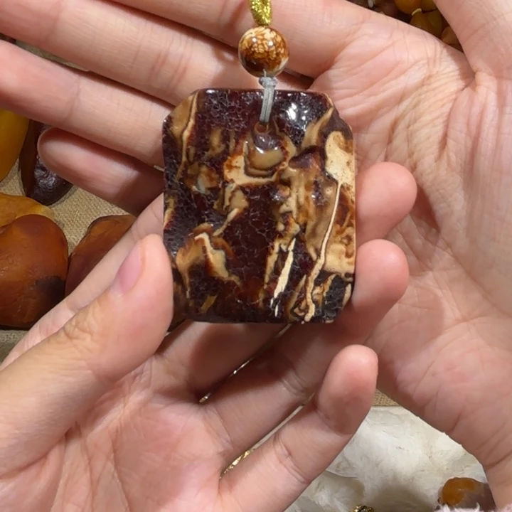 琥珀未镶嵌颈饰蜜蜡全皮沁色吊坠