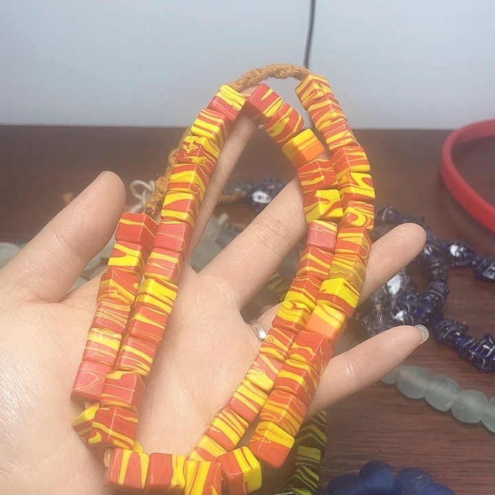 琉璃颈饰1008。  尼泊尔琉璃一条