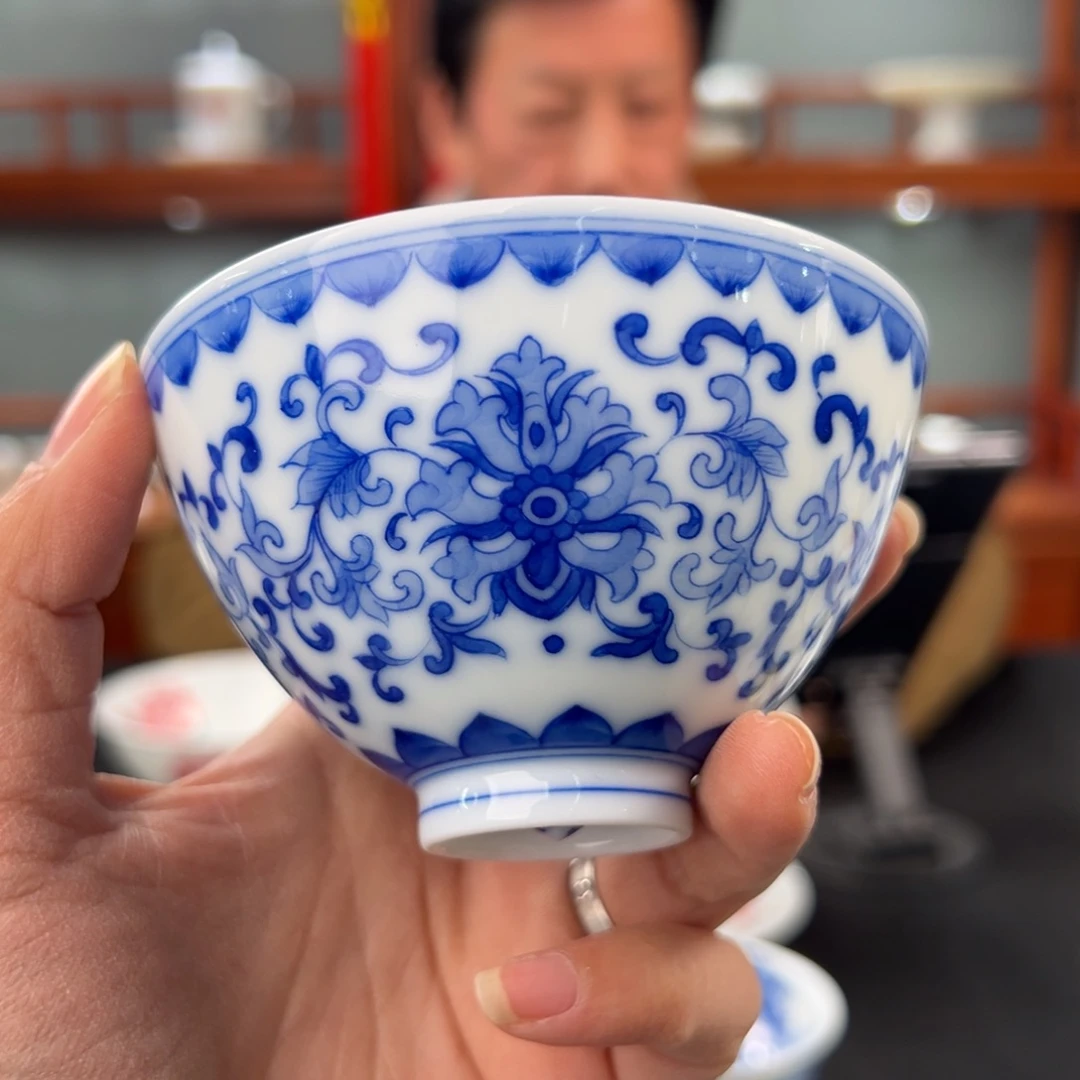 柴窑青花缠枝莲鸡心杯