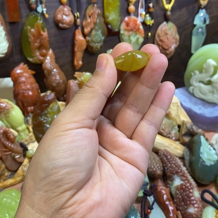 蛇纹石玉未镶嵌颈饰