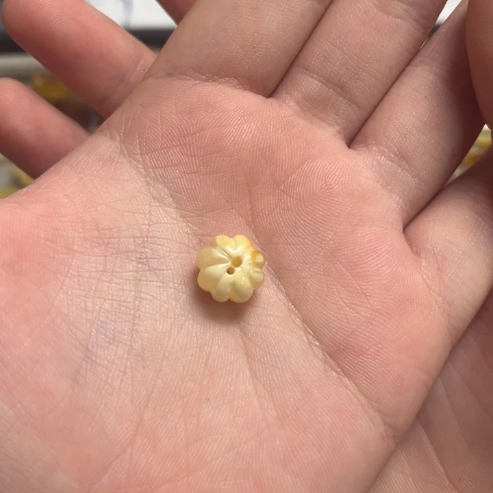 琥珀颈饰未镶嵌渝*?天然蜜蜡配件