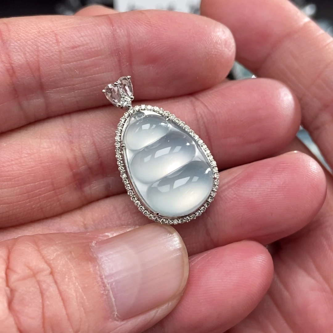 颈饰18K金镶嵌翡翠豆子