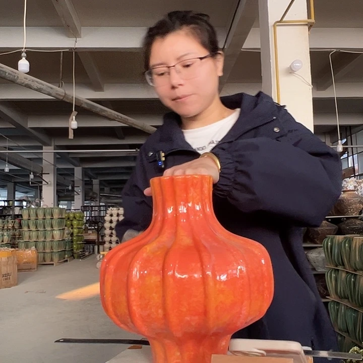 景德镇陶瓷花瓶工厂