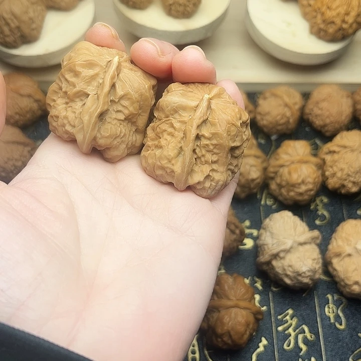 吊坠文玩核桃蛤蟆头一帆风顺，尖部微黄，