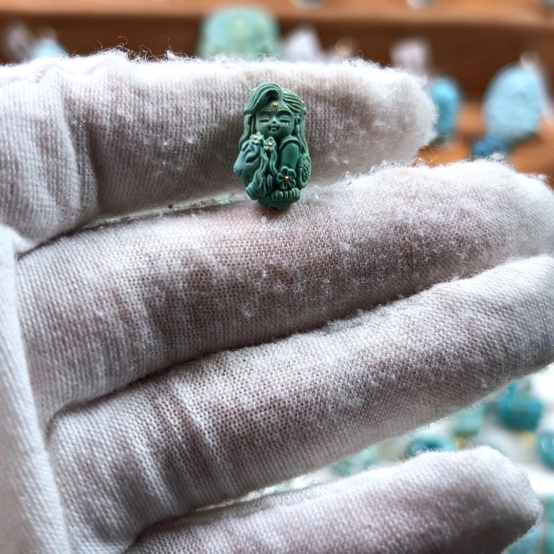 绿松石未镶嵌颈饰木马女孩