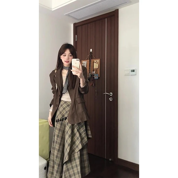 复古美拉德风穿搭麂皮西装外套女内搭打底衫不规则格纹裙三件套装