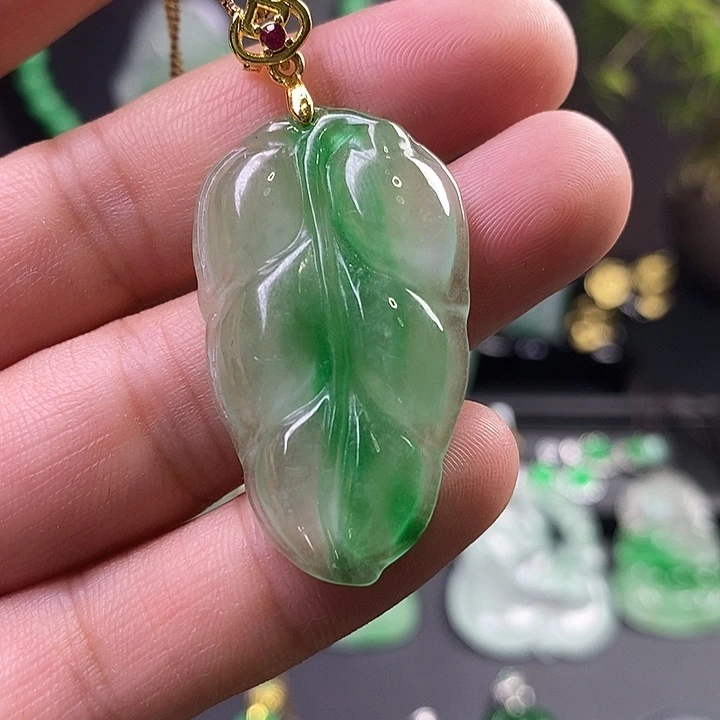 翡翠未镶嵌吊坠(赠链)