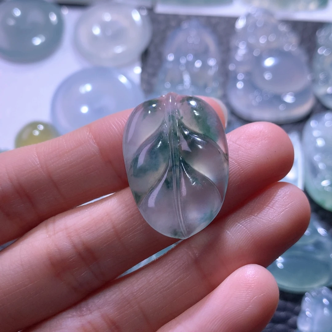 翡翠未镶嵌颈饰叶子