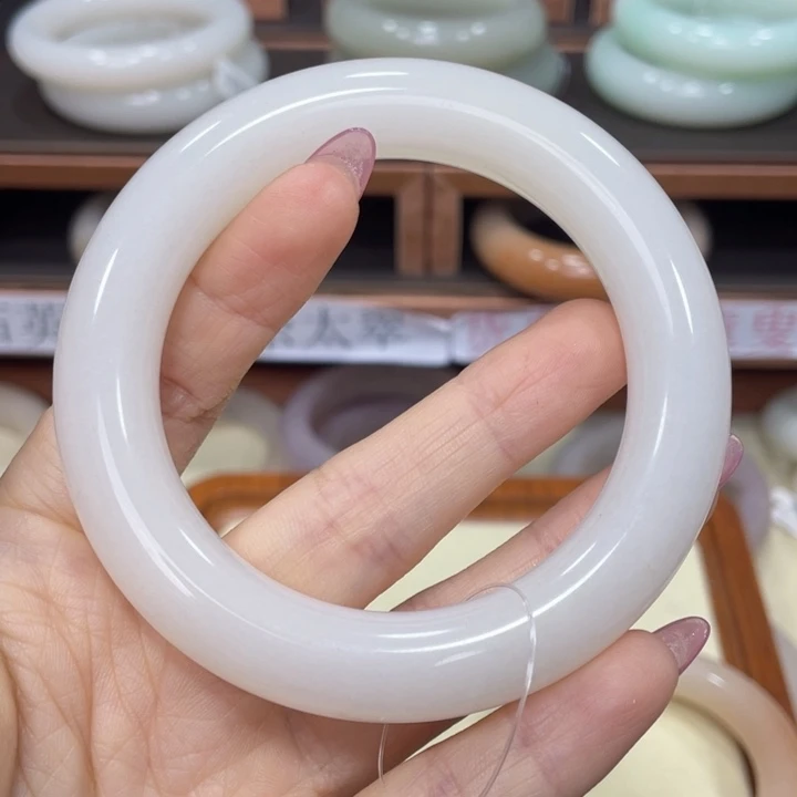 如***意石英质玉手镯未镶嵌