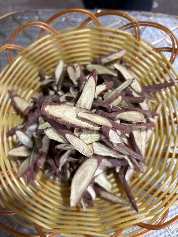野外采挖整根甘草切片