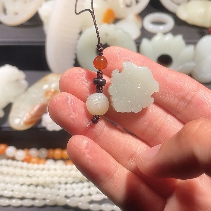 和田玉兽面吊坠未镶嵌积****O