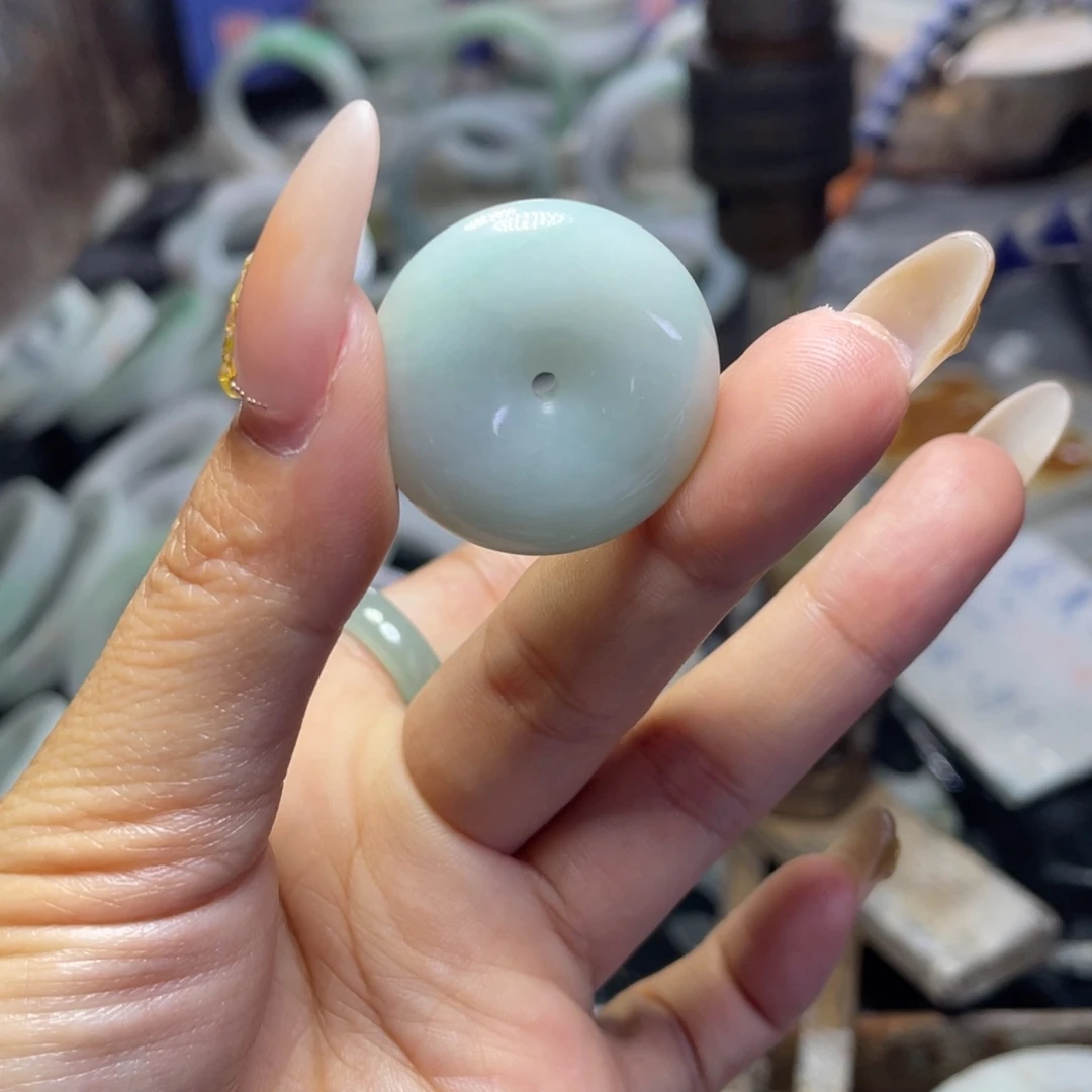 颈饰未镶嵌翡翠玺*