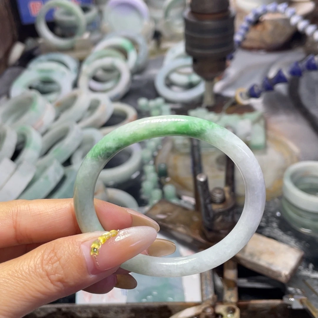 未镶嵌手镯翡翠多样性