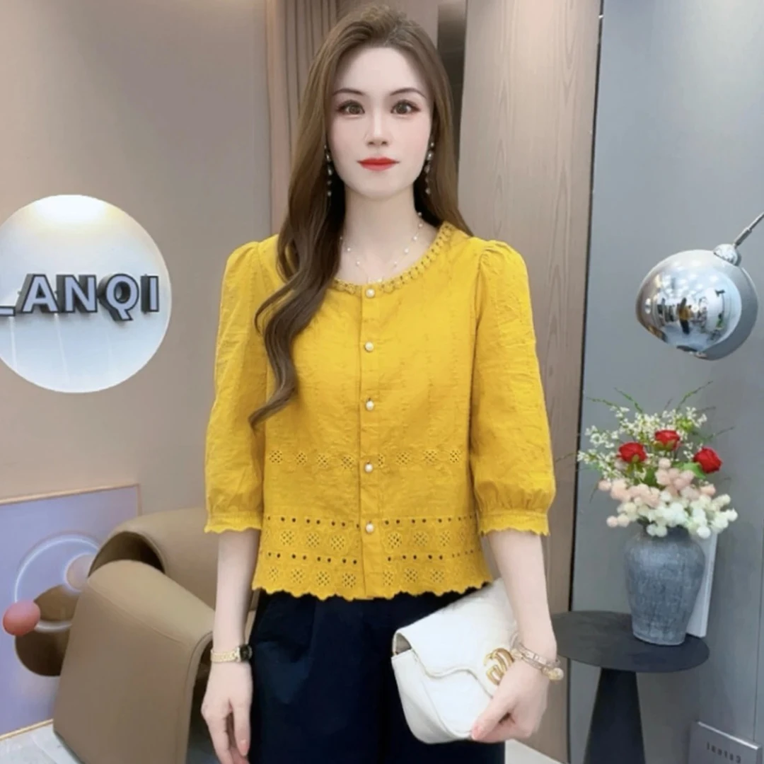 2025秋季新款时尚刺绣花边圆领衬衫女洋气宽松显瘦七分袖短款上衣