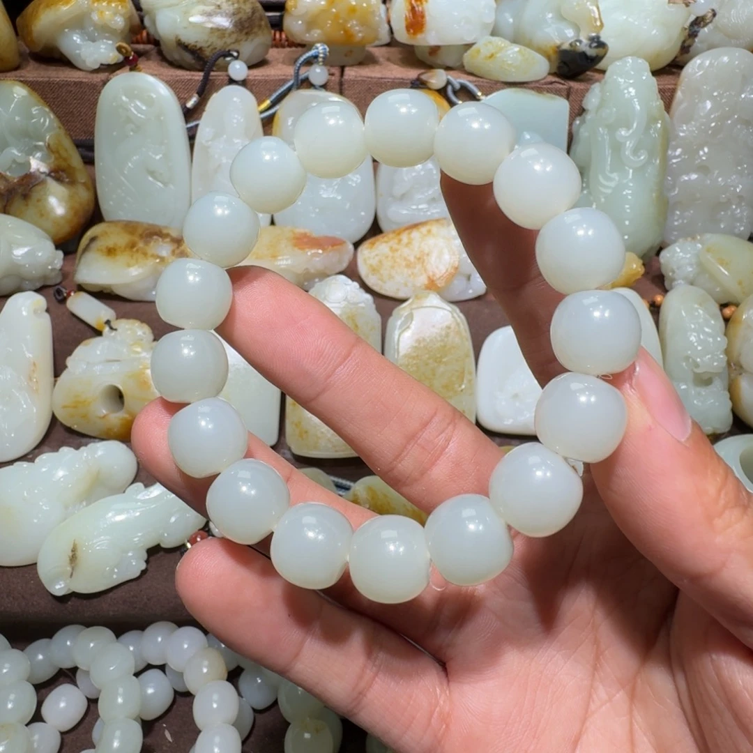 马***丁和田玉未镶嵌手串